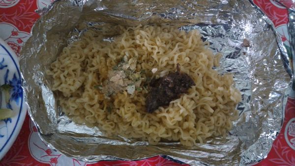 味味麵燙熟瀝乾水份，加入調味包拌勻