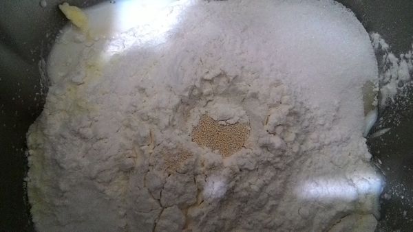 在麵包機製作紅色麵糰時，用手揉白色麵糰(經過攪拌.鬆弛.攪拌....)直到可以拉出薄膜，然後將白麵糰平分成二分麵糰，其中一分就是用白色麵糰，還有另外一分再度分糰，取其中18克麵糰加入少許竹碳粉和少許抹茶粉，染成墨綠色麵糰，其它那些就加入約2匙的抹茶粉染成綠色麵糰。然後就做第一次發酵(我是放在烤箱)