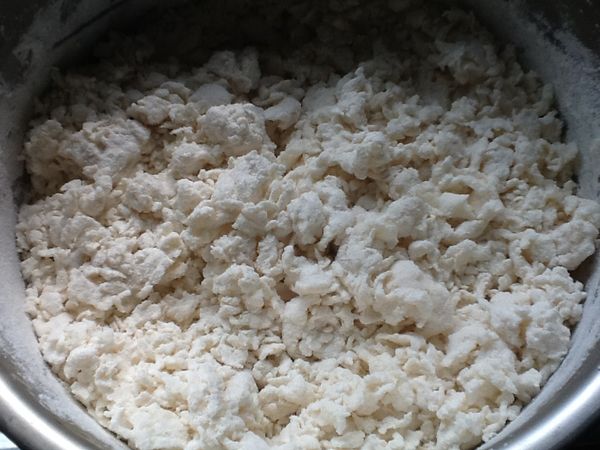 1.備麵粉，加鹽，慢慢的加入溫熱水，用筷子輕拌(呈片狀)。