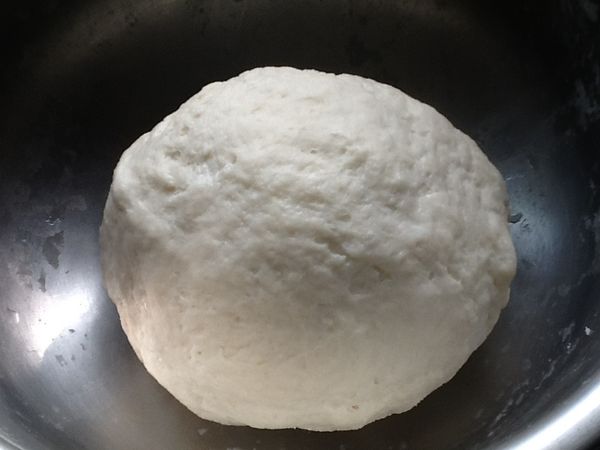 2.開始揉麵糰，水量不足時,在慢慢加入冷水，可成糰即可，成糰後再加油揉光。