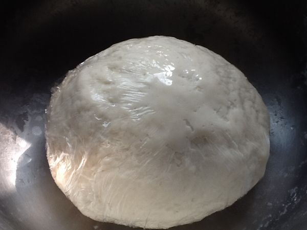 3.麵糰表面輕噴極少量的水，以保鮮膜包裹，靜置約30-60分鐘。