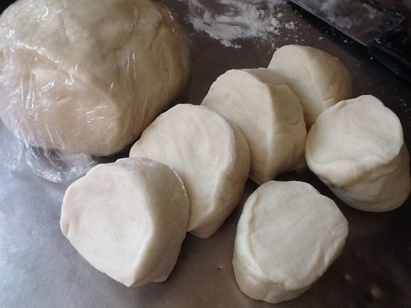 5.麵糰靜置後，揉麵糰，將空氣趕出；將麵糰分為10-12等份，開始整型。