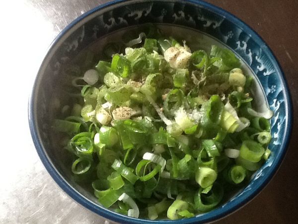 4.青蔥洗淨，切蔥花，要瀝乾或用紙巾擦拭水份後，要包時再加胡椒粉與鹽。
   (避免蔥軟化出水)