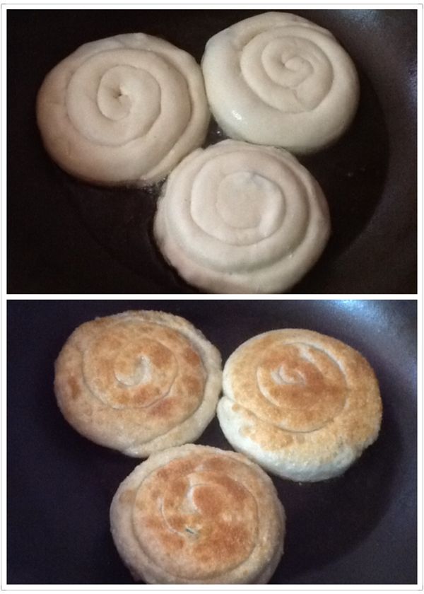 11.煎鍋放適量油，開中小火，放入蔥餅，煎至兩面呈金黃色即可。