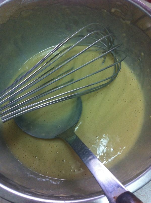 先將牛奶.黑糖及蛋打散後再加入泡打粉還有低筋麵粉拌勻