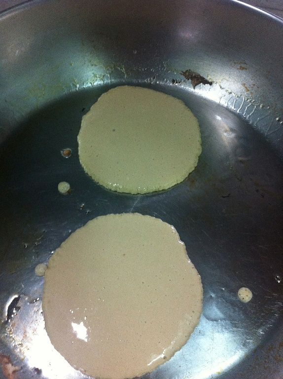 將鍋子燒熱後倒點油,將拌好的麵糊用湯匙舀一匙倒入鍋中煎