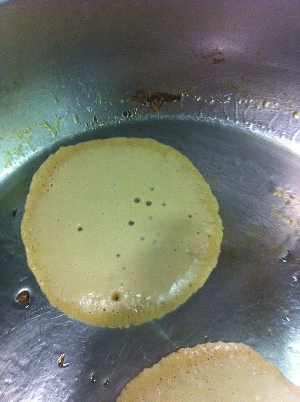 待表面出現氣泡狀後就可以翻面了（如圖所示）