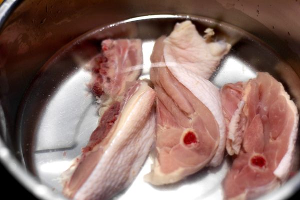 取一鍋水，將雞肉放入水中，開火加熱，水大滾之後將火關小，維持微滾狀態5分鐘後關火。
