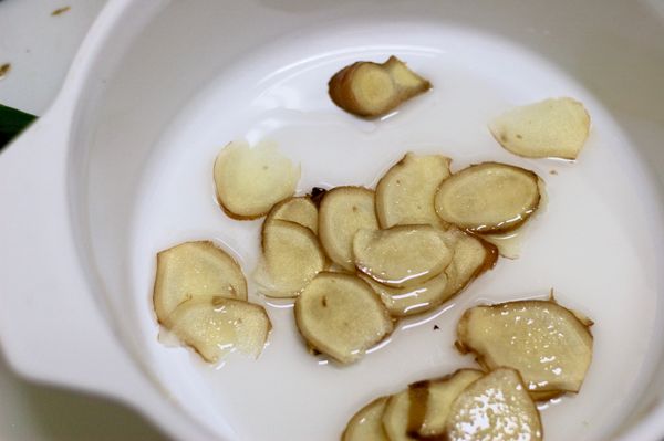 薑片放入可微波的鍋中，加入一大匙葵花油，加蓋微波2分30秒。