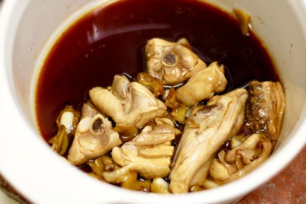 放入雞肉、醬油3大匙、麻油3大匙、米酒3大匙、糖1小匙，攪拌均勻，加蓋微波2分鐘。