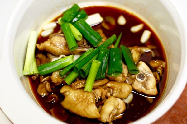 放入蔥段，攪拌均勻，加蓋微波1分鐘。