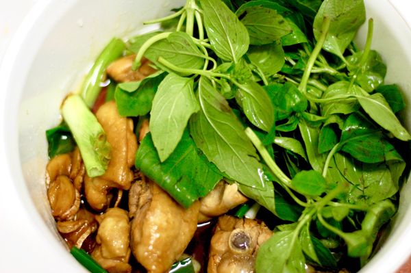 放入九層塔，攪拌均勻，加蓋微波30秒。