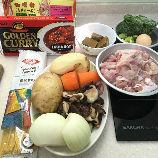 咖哩醬調配:咖哩塊(2-2.5塊)+咖哩粉1-2T
馬鈴薯,胡蘿蔔預煮備料(微波5-8分鐘)
義大利麵預煮
洋蔥切片
*雞肉建議先快炒備料