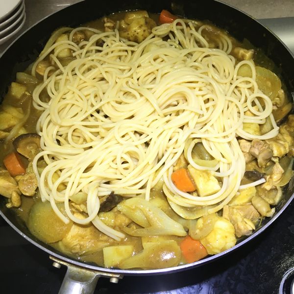 將義大利麵+食材放入鍋中