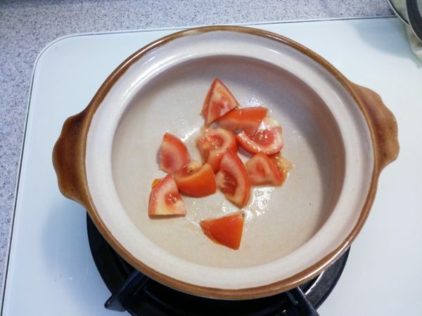 蕃茄切成丁…加點油熱鍋拌炒蕃茄釋出茄紅素