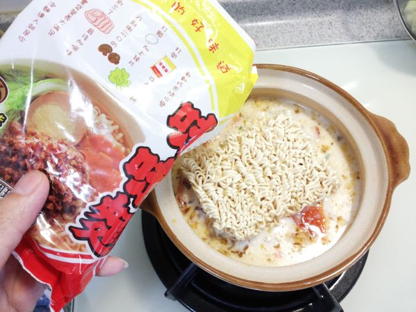 湯微滾後放入泡麵體煮約2-3分鐘