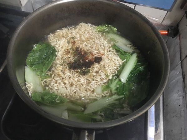 1.先將水煮滾，加入調味包和小白菜及紅蘿蔔
快熟的時候放入小白菜，再打入一顆雞蛋(七分熟最美味)