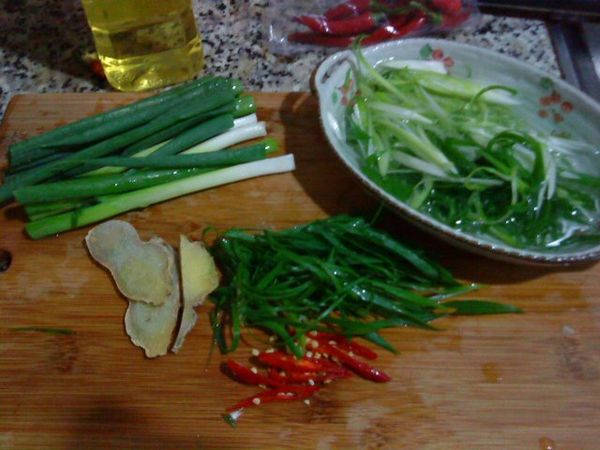 備妥蔥片薑段,蔥絲辣椒絲,魚體較大 可先劃上斜刀