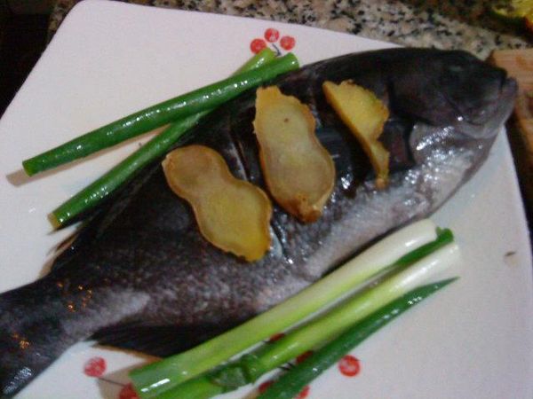 抹上薄鹽.鋪上[去腥材料]薑片蔥段