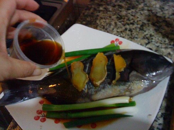 淋上[佐料]蒸魚露或醬油水 ( 醬油膏+水調均勻 )