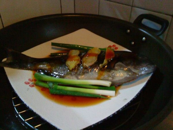 水沸後大火蒸約10分鐘 ~記得蓋上鍋蓋~~~( 魚體大,時間延長)