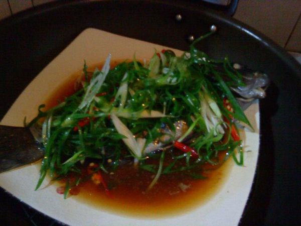 蒸熟後 取出[去腥材料]蔥段薑片,再[擺盤]鋪上瀝乾水分的蔥絲+辣椒絲