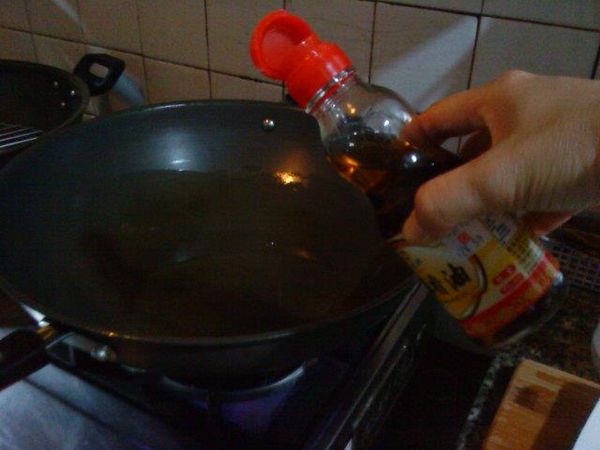 另起油鍋燒熱沙拉油,再加入香油,聞到香味即可