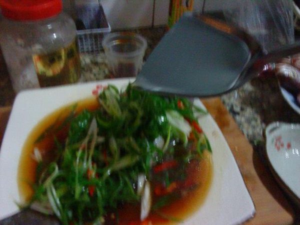 淋在蔥絲上~會聽到清脆又美妙的斯斯聲響~