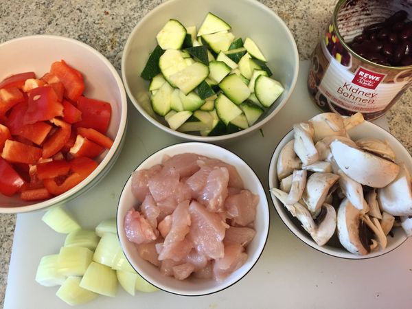 所有食材切小塊。