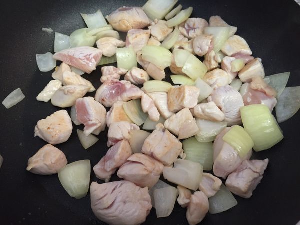 熱油鍋，炒香洋蔥，加入雞肉炒至變色，
然後加入節瓜及少許水拌炒。