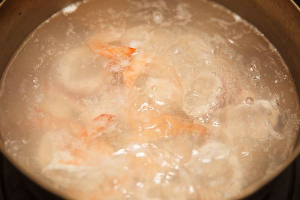 首先將蝦仁、中卷下鍋燙熟後起鍋備用。