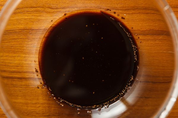 將油醋醬的所有食材均勻混合後備用。