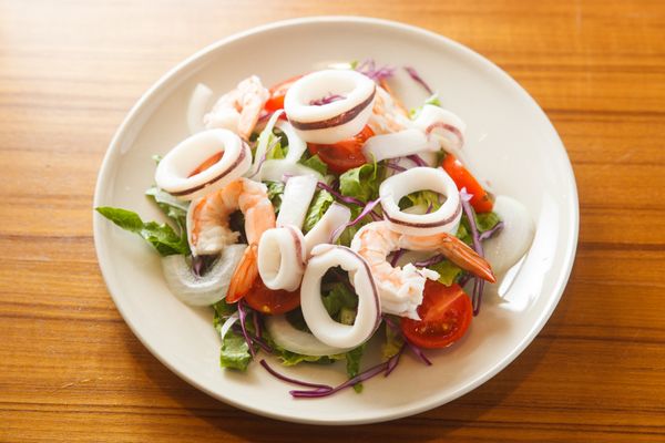 最後將所有食材組合並淋上油醋醬就完成了。