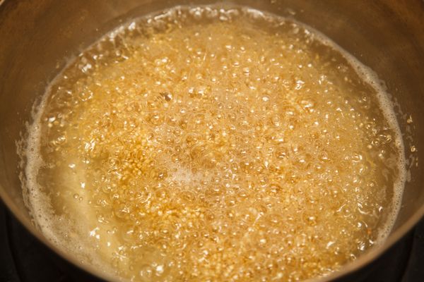 將藜麥下鍋煮熟。