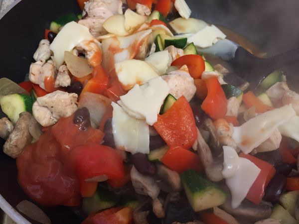 加入蘑菇及甜椒拌炒，最後加入大紅豆、灑上少許黑胡椒。轉中小火。
番茄醬+牛奶拌勻後倒入鍋中，放入起司片，最後加入辣椒粉，攪拌至濃稠即可。