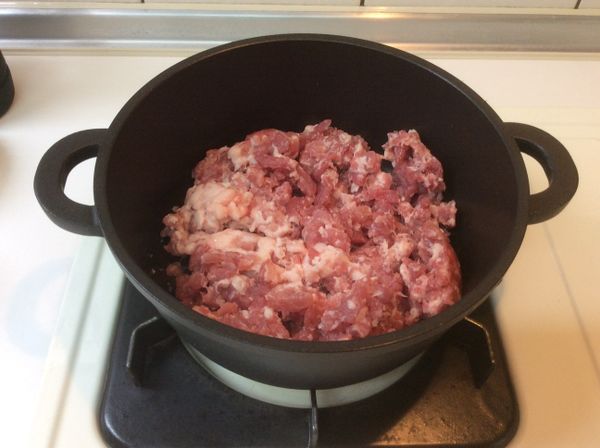 絞肉直接入鍋，不用加油