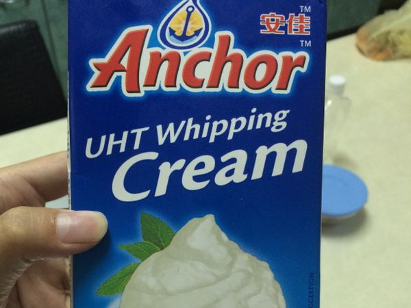 鮮奶油是使用這款需要自行打發的奶油液。奶香很濃但沒有甜度，所以想要吃甜奶油要在自行加糖喔。