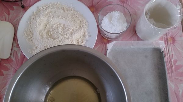 事前準備：低粉過篩跟杏仁粉攪拌混合，糖粉秤好要用時再過篩，擠花袋或三明治袋裝馬克杯備用，烤盤鋪上烘焙紙，蛋白秤好，記得盆子需無油無水，不然等會蛋白會無法打發。可調溫烤箱就用180℃預熱，無調溫小烤箱直接轉3分鐘預熱。