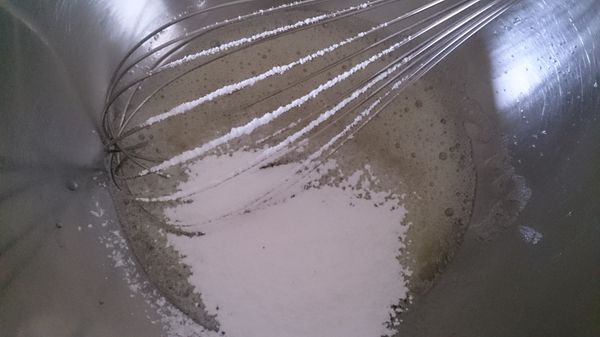 先打發蛋白：檸檬汁加入蛋白打至粗泡，加檸檬汁可使打發的蛋白更穩定，沒有可省略，當蛋白打至粗泡後將50g糖粉過篩分3次加入，每加一次就繼續攪拌，直到將蛋白打至濕性發泡。