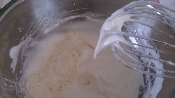 蛋白打發直到呈現鳥嘴狀，加入低粉跟杏仁粉，換用刮刀以切拌的方式攪拌均勻，輕輕的拌較不會使蛋白消泡。