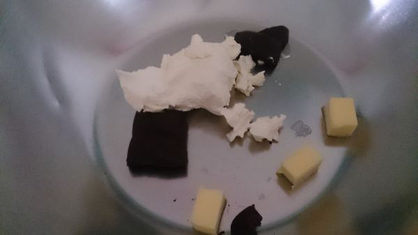 趁餅還沒好時，將餅乾的夾心材料全秤一起。