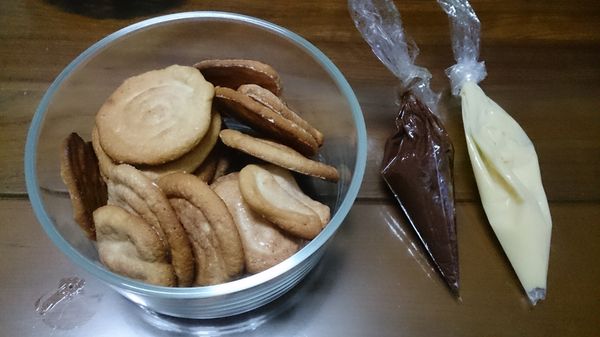 當餅乾涼透，夾心準備好就可以組合餅乾了，冰箱剛好有作糕點剩下的檸檬酪也一併拿來用用。取兩片兩片大小差不多的，將夾心夾入蓋上另一片就完成囉！