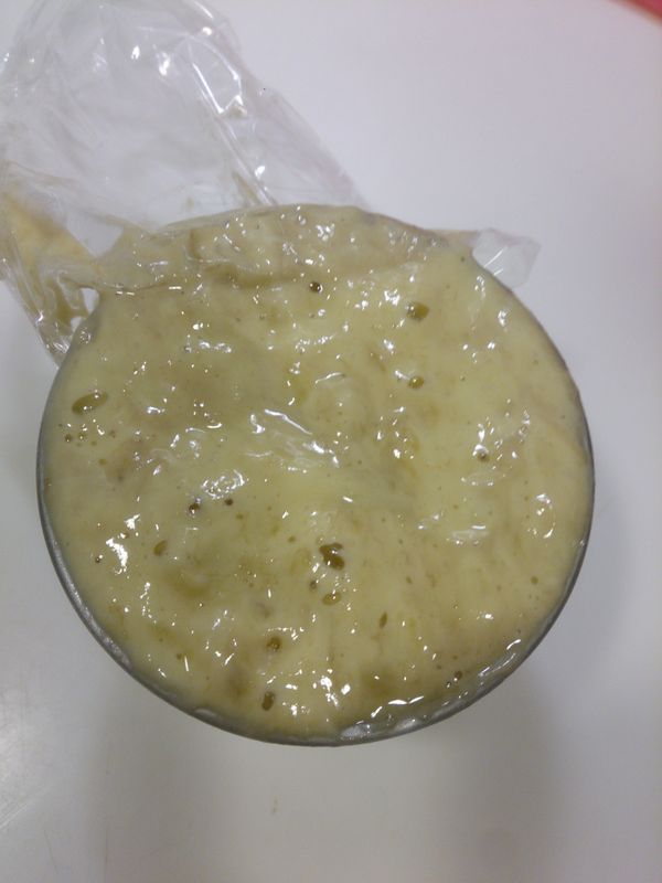 蓋保鮮膜室溫1小時，再用湯匙攪拌將空氣排出，接著蓋上保鮮膜至冷藏10～14小時