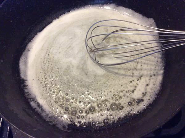 平底鍋放入奶油加熱至溶化並有泡沫冒出，熄火後倒入過篩的低筋麵粉，攪拌均勻後倒入鋼盆中。