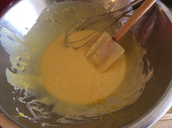 加入牛奶、香草精、鹽、蛋白拌勻後分次加入蛋黃。每加一個蛋黃拌勻後再加下一個。