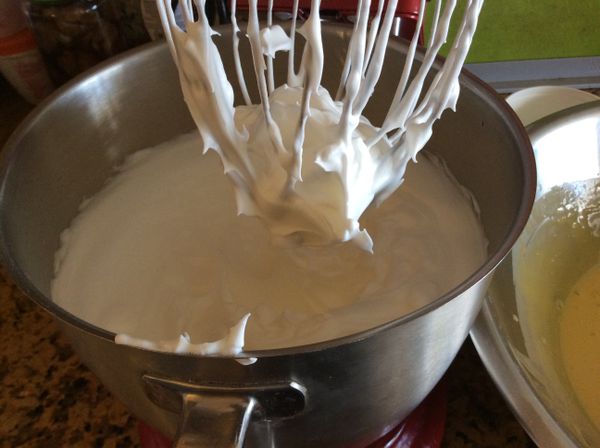 蛋白加少許塔塔粉（或用檸檬汁也可)打至起粗泡後，分三次加入糖，打至拉起尖端呈勾狀。