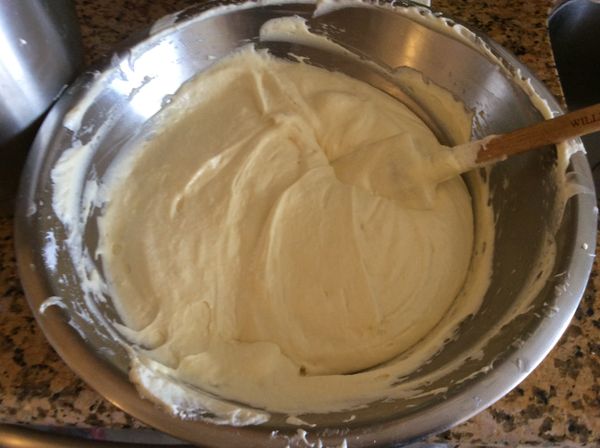 先將一半蛋白糊倒入麵糊中翻拌均勻，再倒入蛋白中拌勻，為了方便攪拌可再倒回鋼盆中，大盆較易操作。