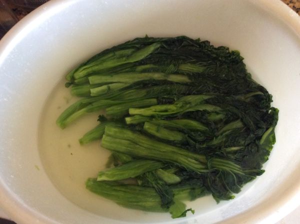 一個小時後雪菜明顕縮小軟化，可以取出瀝乾，不必清洗，放入保鮮袋中冷藏保存。