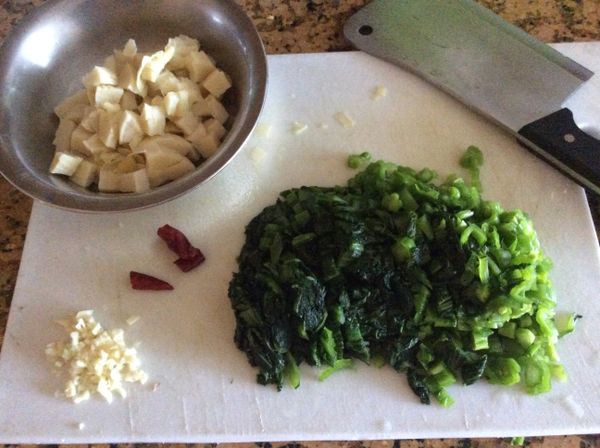 筍剝殼後切丁在滾水中燙一下；蒜切末；醃製好的雪𥚃紅稍微沖沖水後也切成細末。