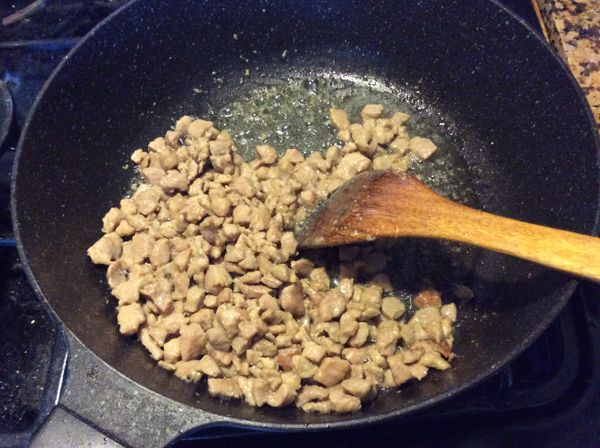 起油鍋，先炒肉丁，變色後即可撈出，利用餘油，爆香蒜末及辣椒，然後炒筍丁、雪𥚃紅，放適量的糖和胡椒粉調味，雪裡紅已經夠味道，應該不需再加鹽，可先試味，不夠才加。再把肉丁倒回去翻炒，起鍋前淋少許麻油。哎呀！最後一步驟的照片又消失了。